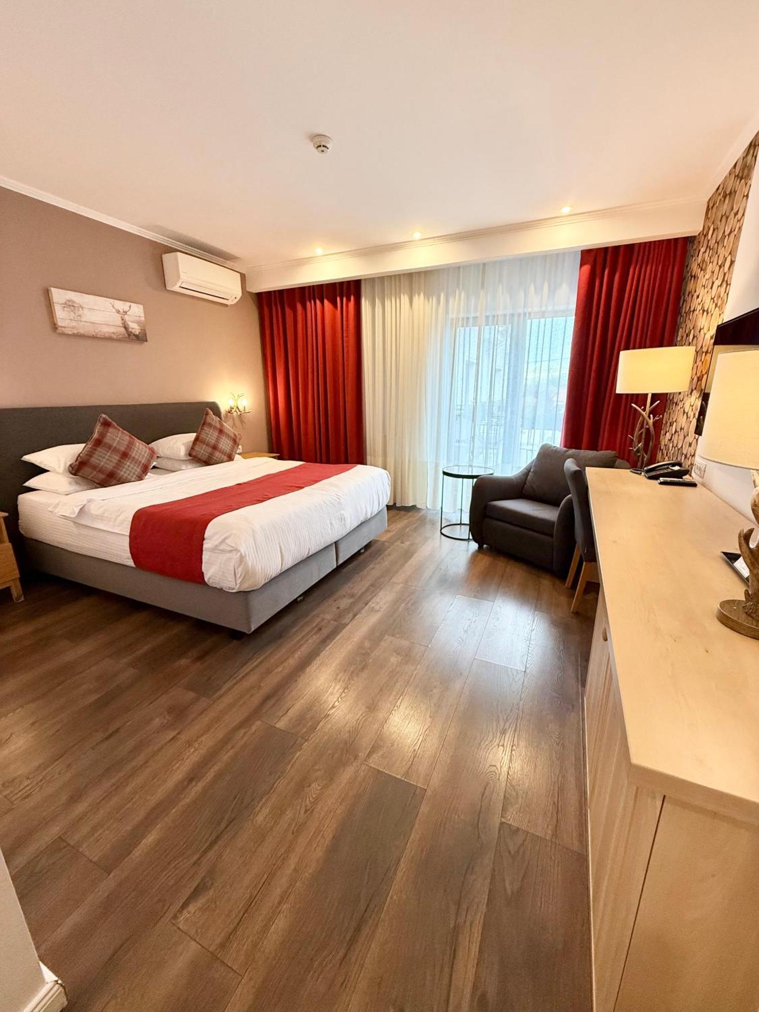 Krystal Boutique Mansion Hotel Hunedoara Exterior foto